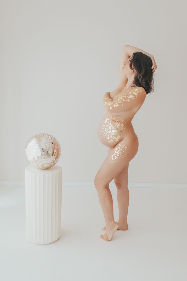 Nathalie-Rösch-Fotografie-Babybauch-Graben-Neudorf-Babybauch Blattgold-1