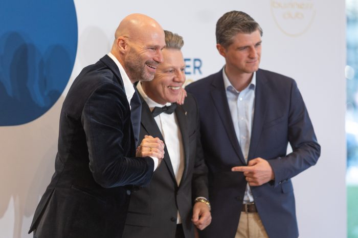 Axel Kahn begrüßt die Gäste des Fine Time Business Clubs