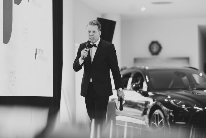 Axel Kahn begrüßt die Gäste des Fine Time Business Clubs